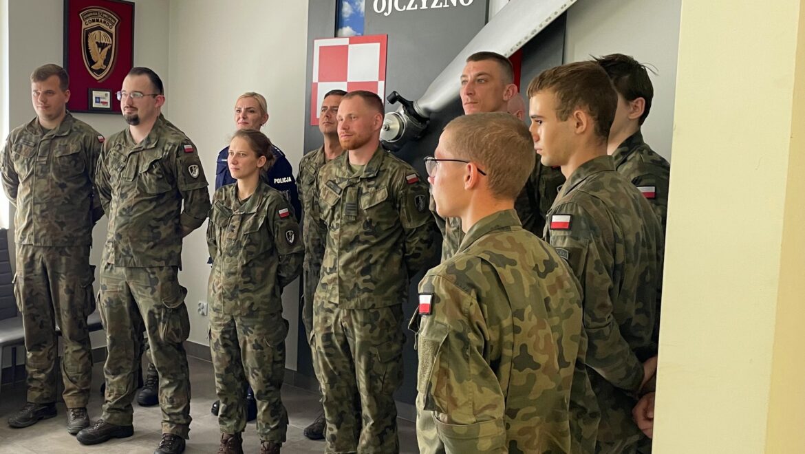 KOLEJNI RATOWNICY Z PIKUJĄCYM ORŁEM