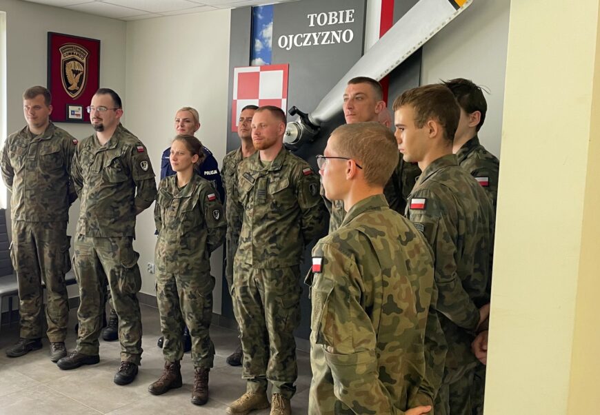 KOLEJNI RATOWNICY Z&nbsp;PIKUJĄCYM ORŁEM