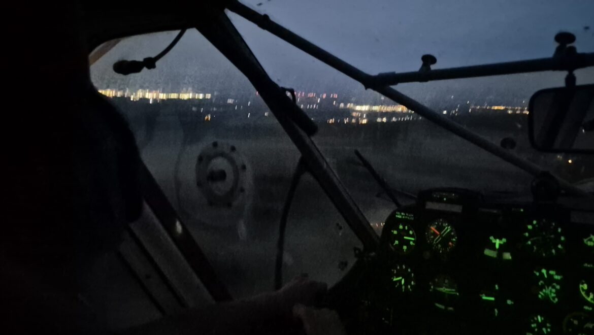 BYŁO CICHO I CIEMNO